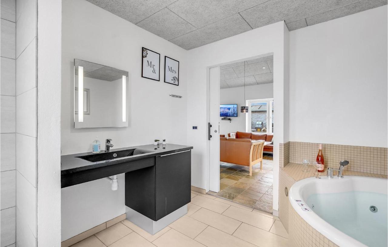 Nice Home In Tarm With Kitchen 外观 照片